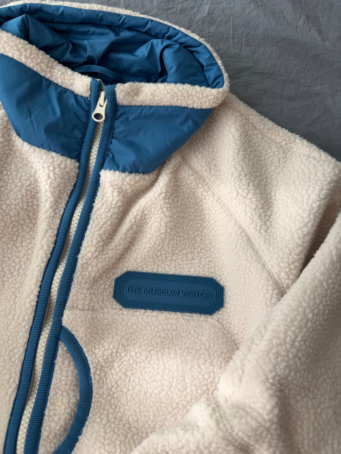 더뮤지엄비지터 후리스 상품이미지2