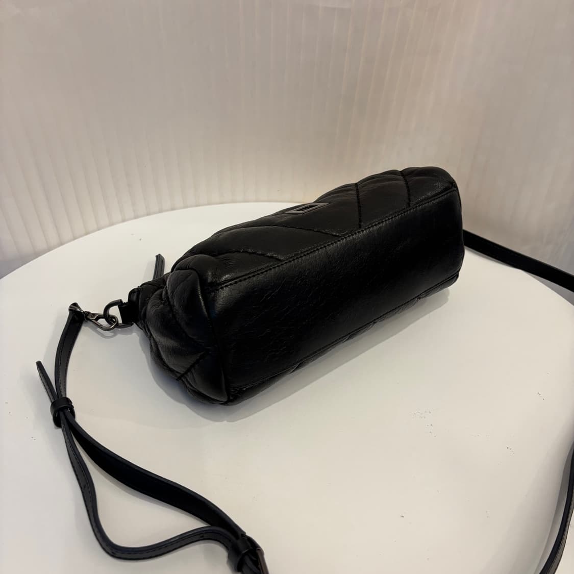 정품 루즈앤라운지 램스킨 크로스백    상품이미지9