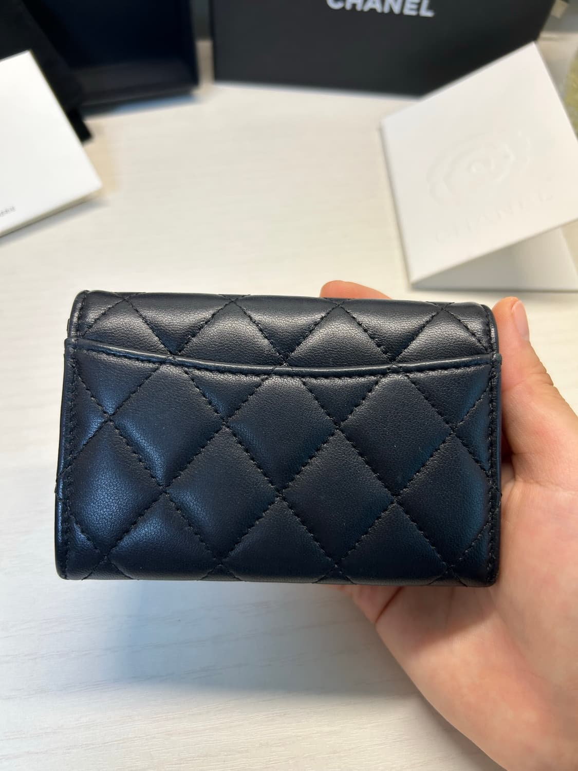 샤넬 CHANEL 클래식 금장 램스킨 플랩 카드 지갑 블랙 내장칩 상품이미지3