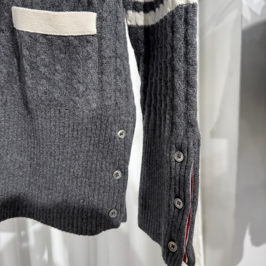 (4) 톰브라운 캐시미어 사선 브이넥 가디건 상품이미지5