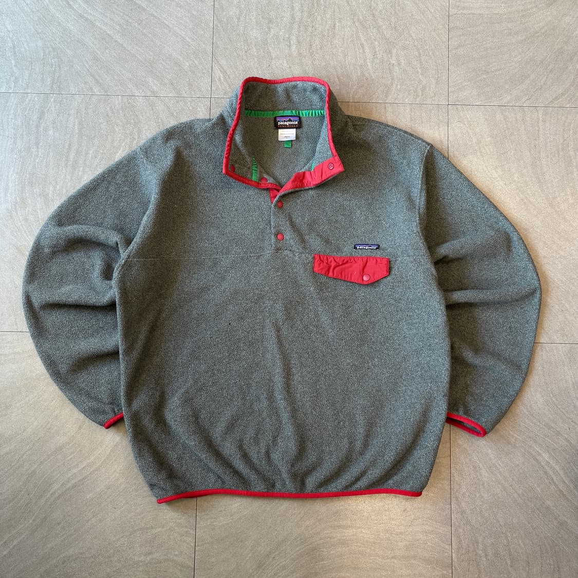 파타고니아 정품 신칠라 그레이 스냅티  상품이미지1