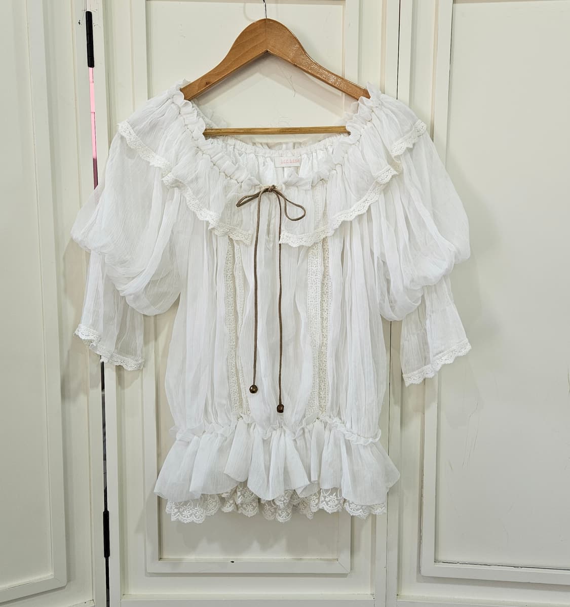 리즈리사(LIZ LISA) 레이스 쉬폰 오프숄더 블라우스 상품이미지1