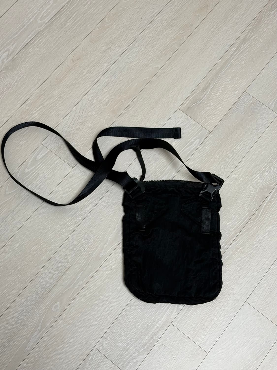 C.P. 컴퍼니 블랙 렌즈 크로스백 상품이미지2