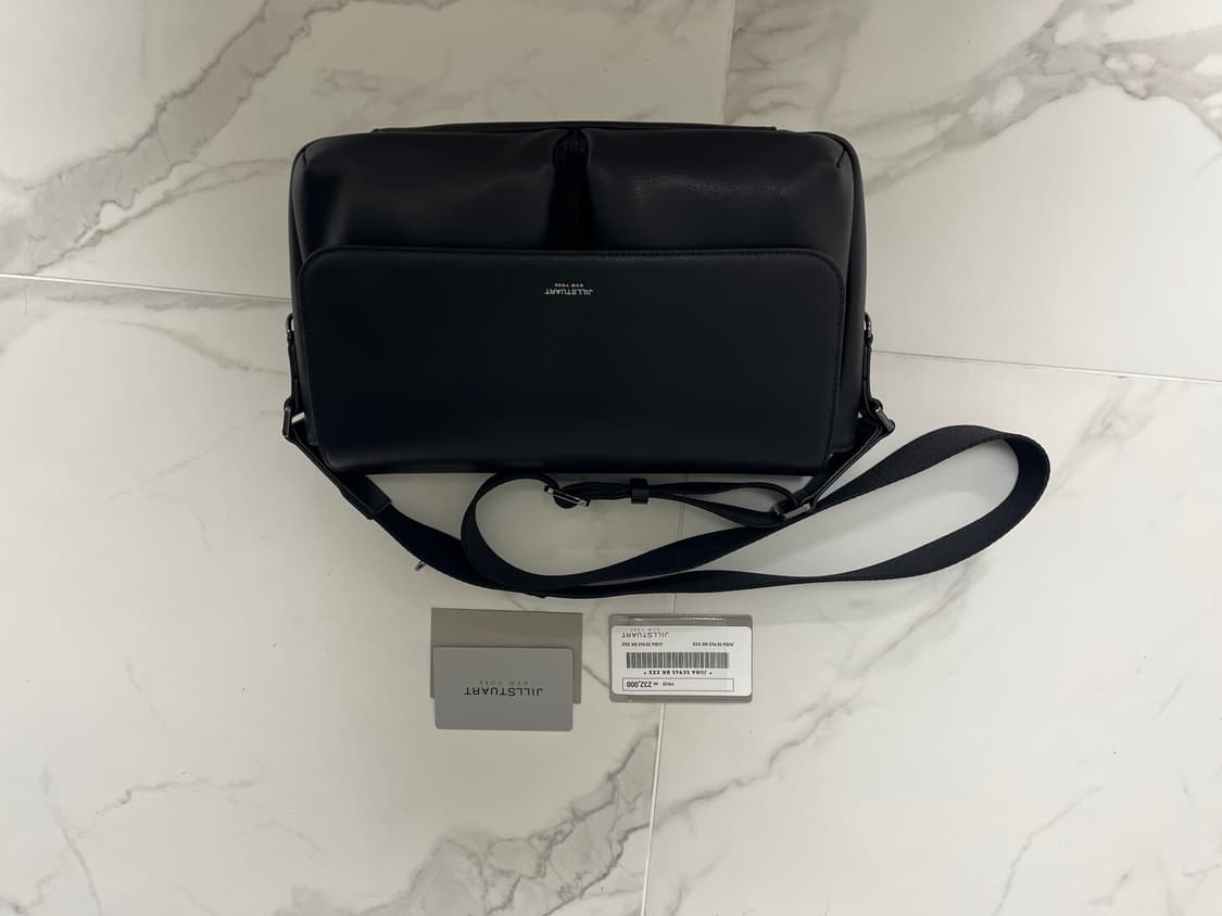 질스튜어트 맨 로건 블랙 레더 플랩형 크로스 숄더 백 가방 상품이미지3