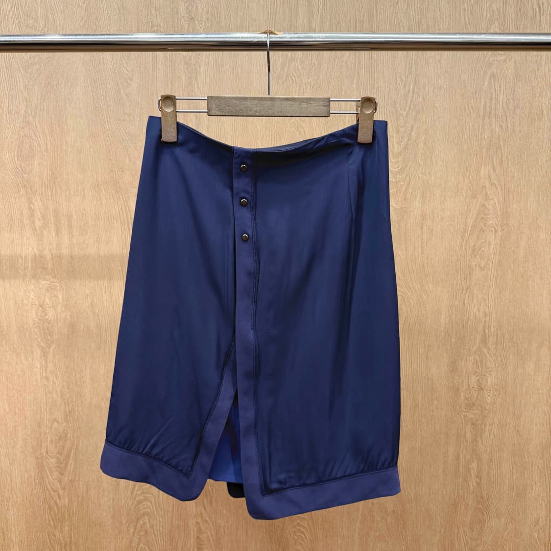 랑방 컬렉션 미디스커트 버튼 디테일 언발란스 슬릿 실키 네이비 상품이미지2