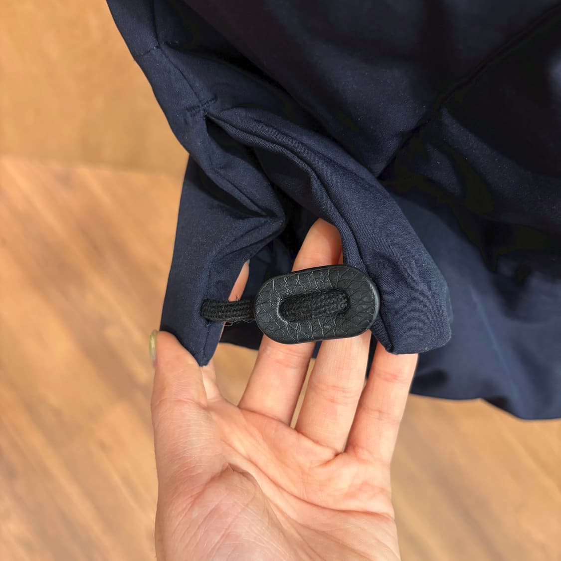 도나카란 뉴욕 롱 패딩 코트 후드 하이넥 밑단 스크링 디테일 다크 네이비 상품이미지6