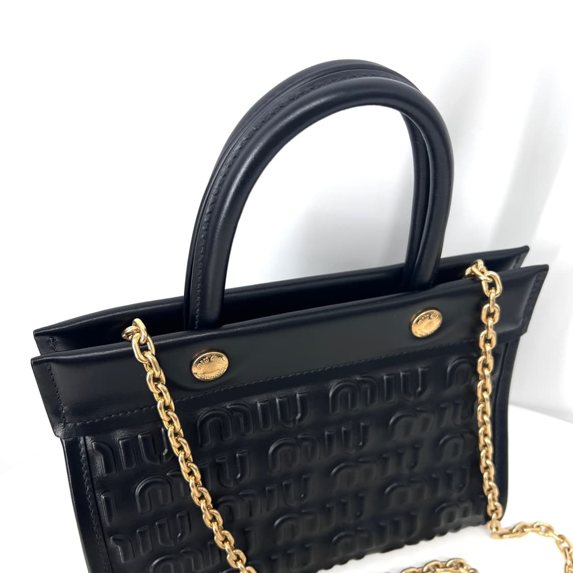 미우미우 엠보싱 로고 레더 토트백 & 숄더백 블랙 (5BA243) 상품이미지5