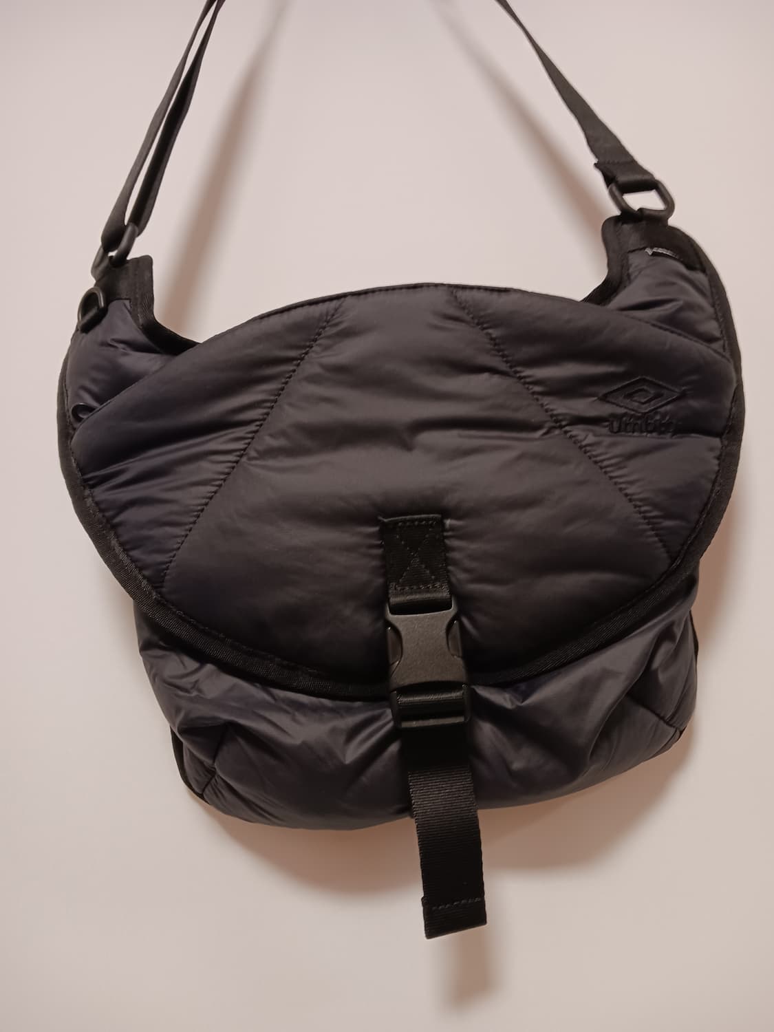 엄브로 패딩 슬링백 상품이미지2