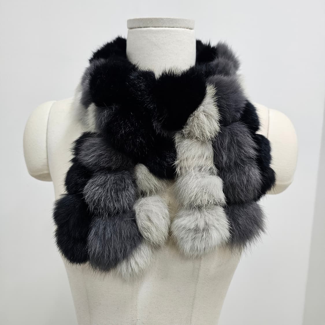 그라데이션 래빗퍼 폼폼 머플러  상품이미지1