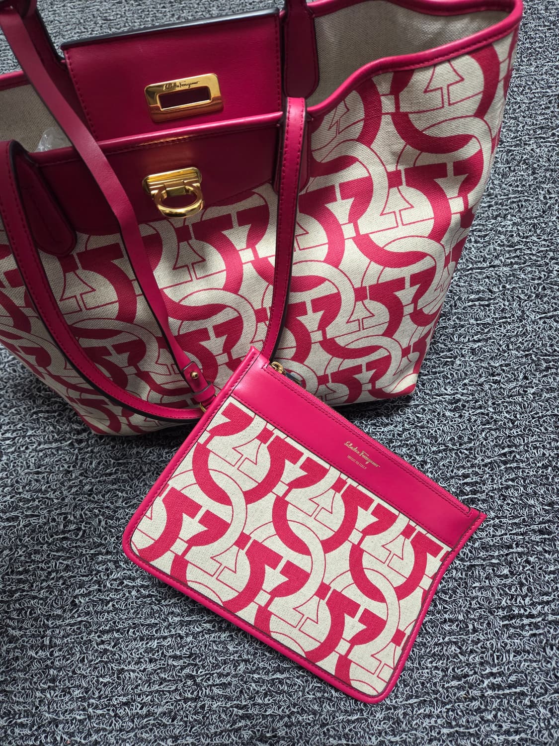 페라가모 간치니 로고 토트백 리브스 상품이미지5