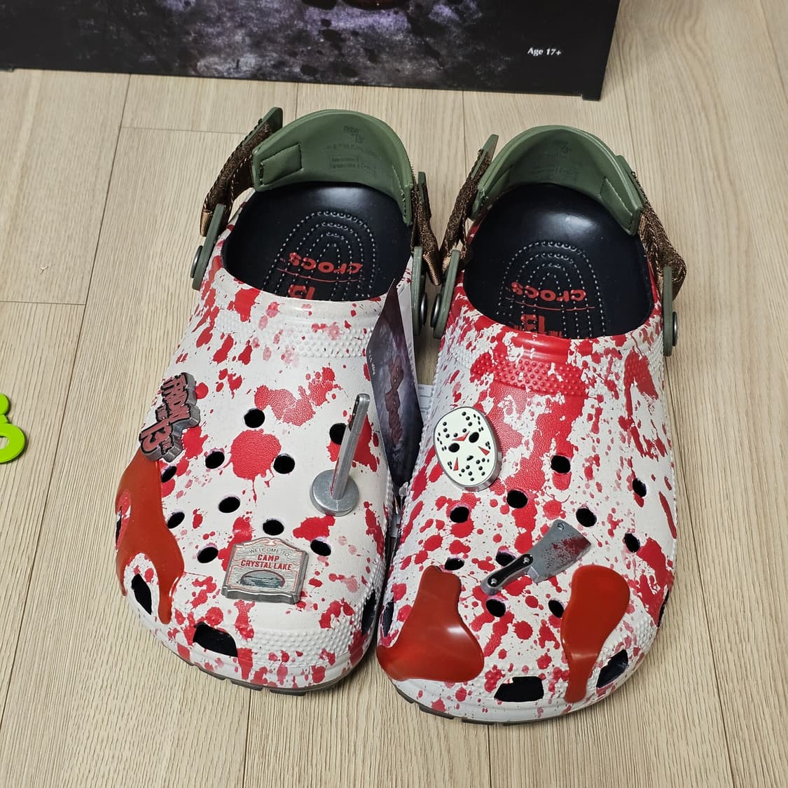 270 새제품) 크록스 X 13일의 금요일 클로그 슬리퍼 샌들 할로윈 상품이미지3