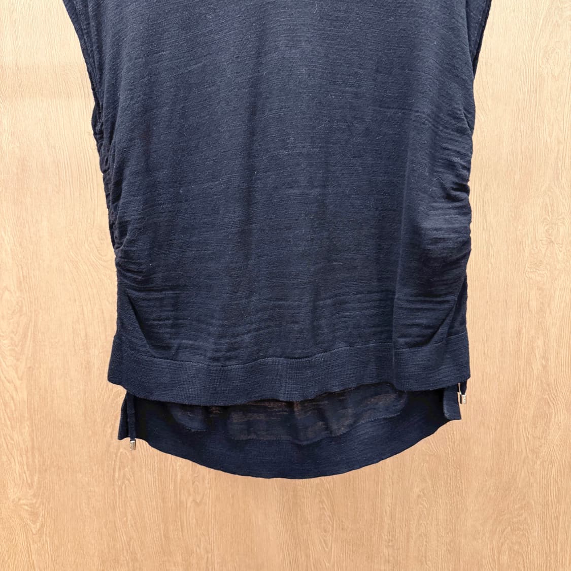 도나카란 브이넥 시스루 니트 반팔 탑 드레이프 셔링 디테일 블랙 상품이미지5