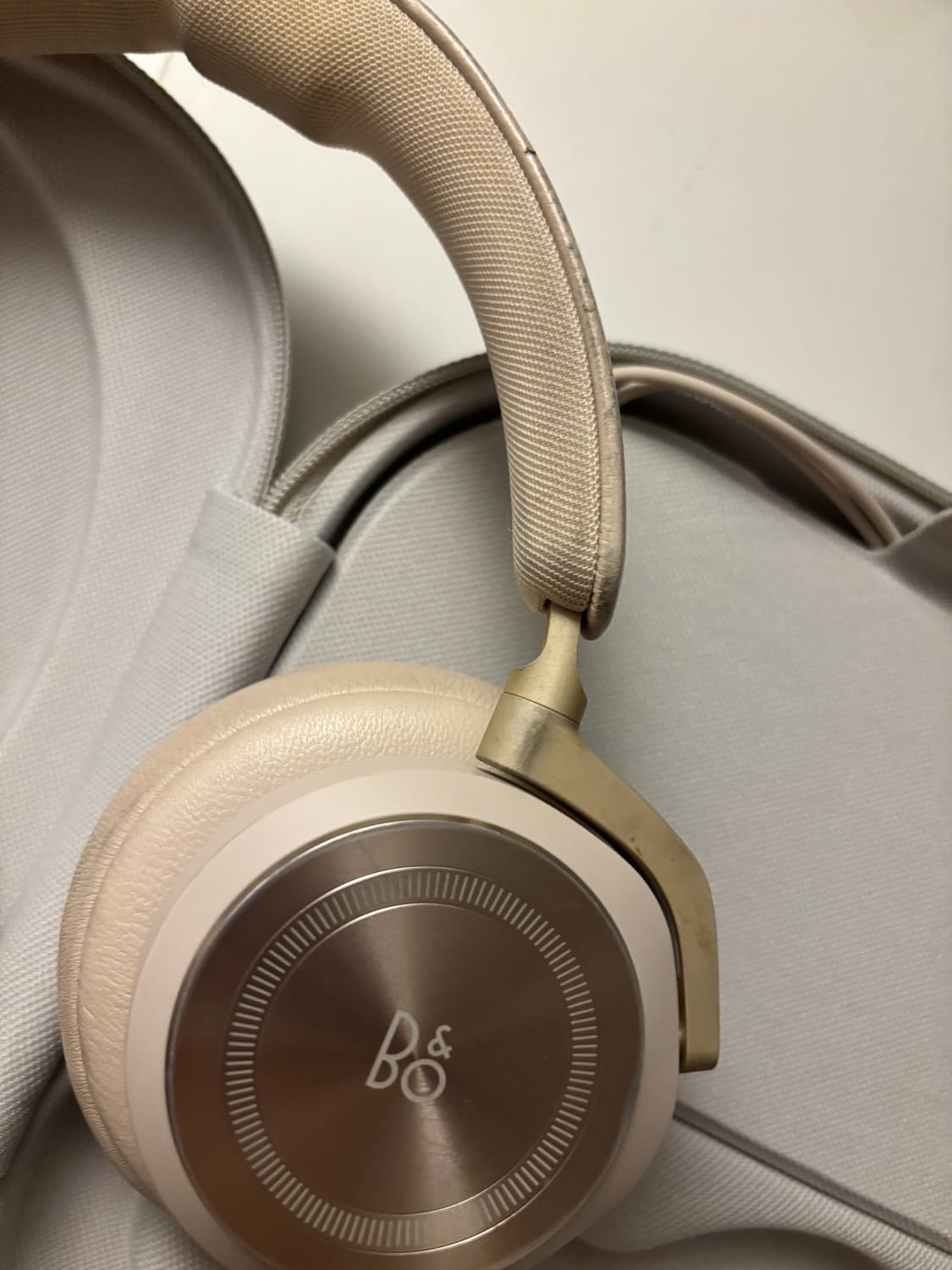 뱅앤올룹슨 베오플레이 HX (Beoplay HX) Gold 상품이미지3
