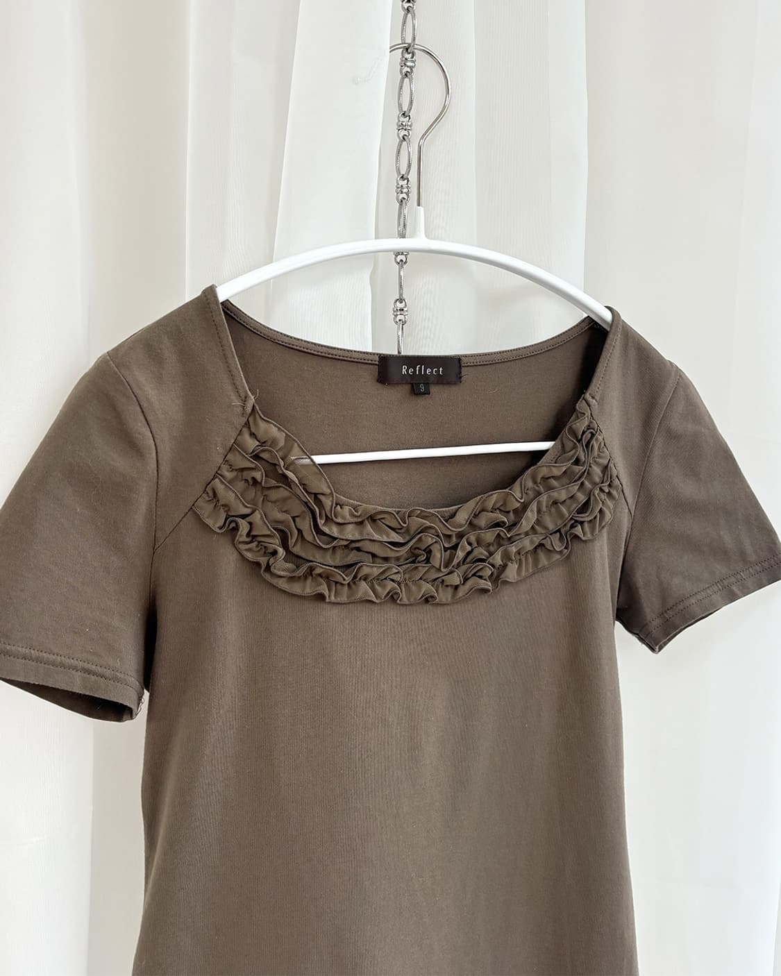 Reflect 네크 러플 트리밍 카키 브라운 반소매 티셔츠 상품이미지3
