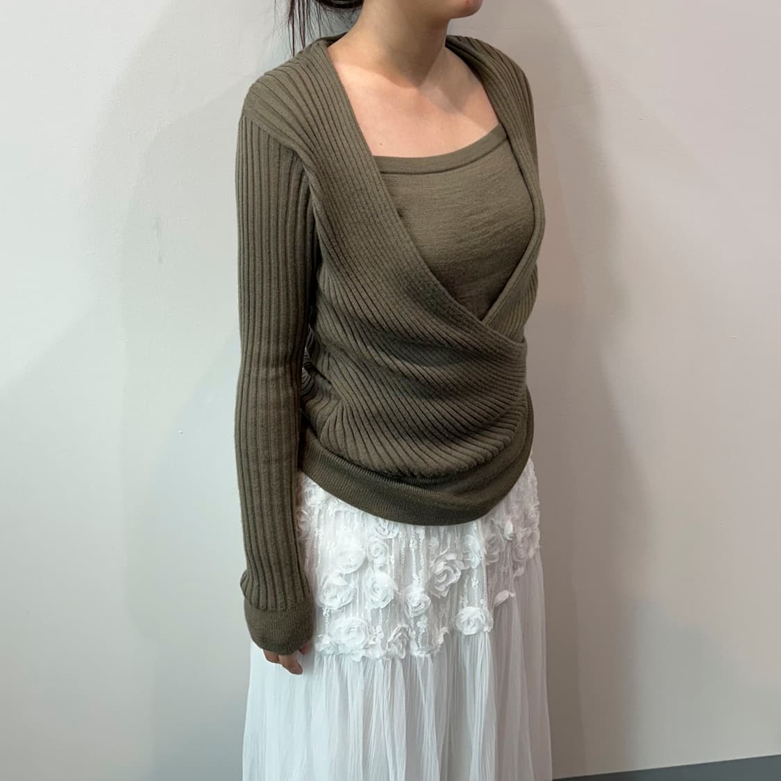 카키 랩 디테일 니트 상품이미지1