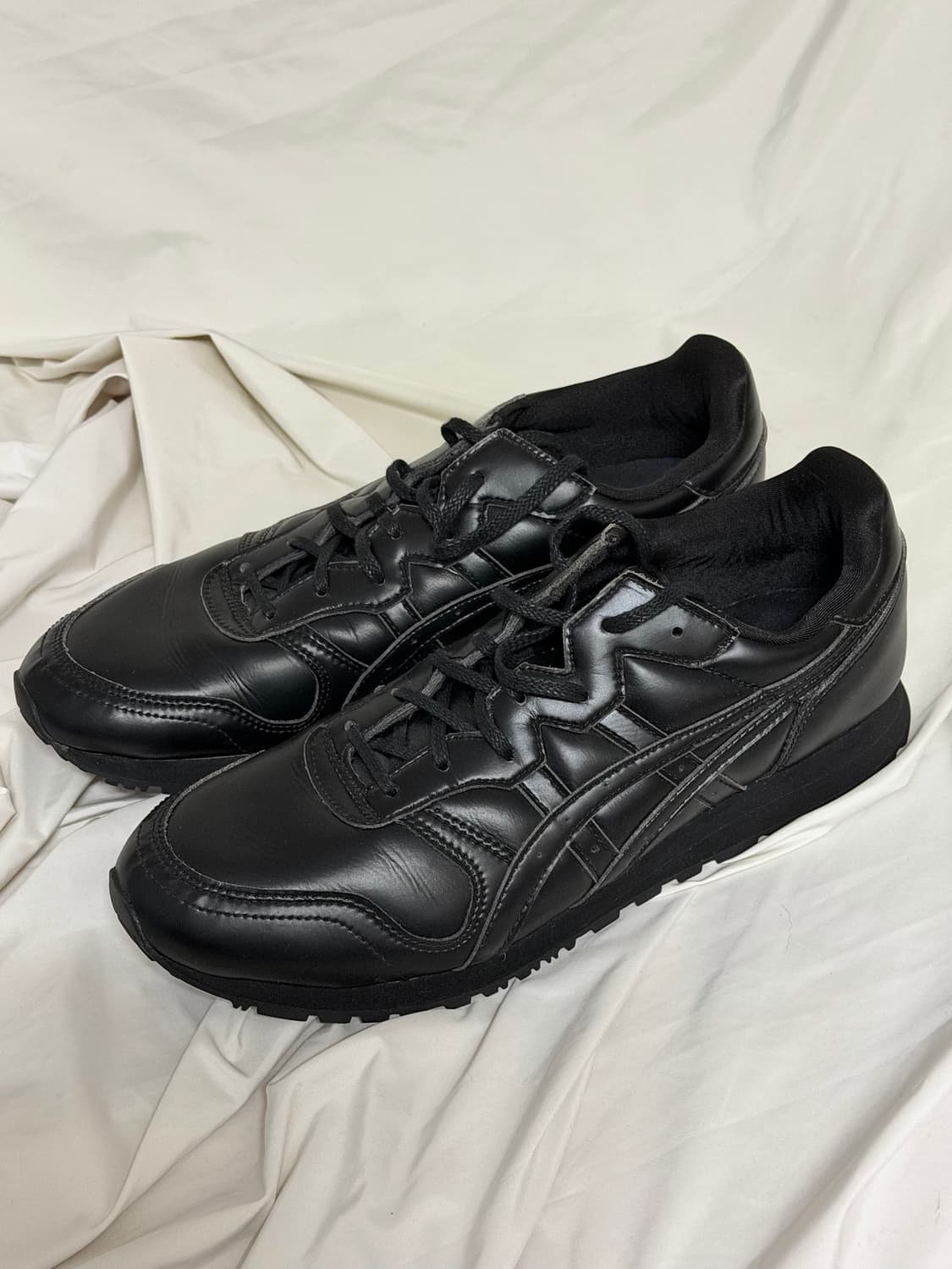 꼼데가르송 아식스 블랙 레더 스니커즈 상품이미지1