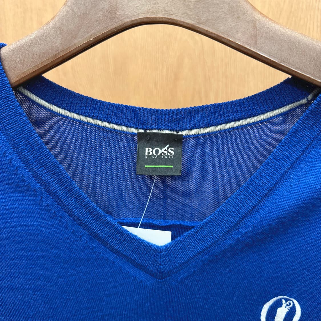 휴고 보스 브이넥 니트 베스트 로고 자수 디테일 레귤러핏 블루 상품이미지7