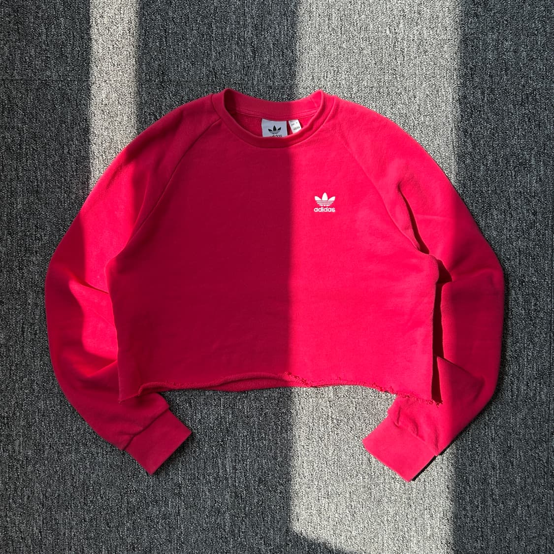 아디다스 핑크 리메이크 크롭 맨투맨 상품이미지1