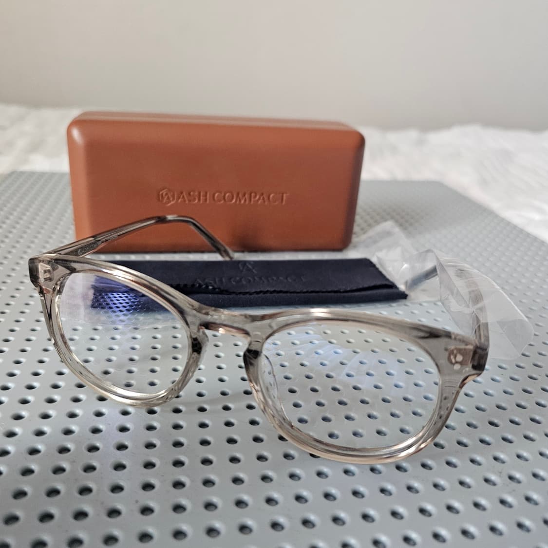 미시착 새제품) 애쉬컴팩트 세니세로 뿔테 안경테 웜그레이 반투명 틴트 상품이미지3