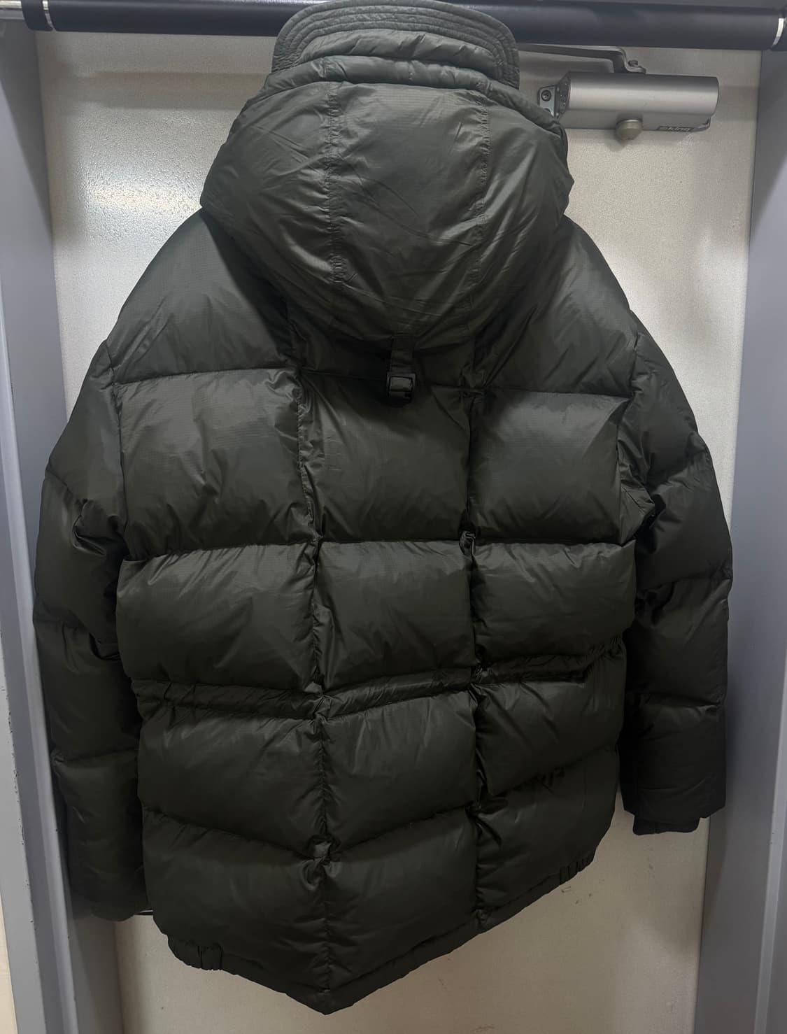 아웃스탠딩 카라코람 패딩 올리브 색상 상품이미지4