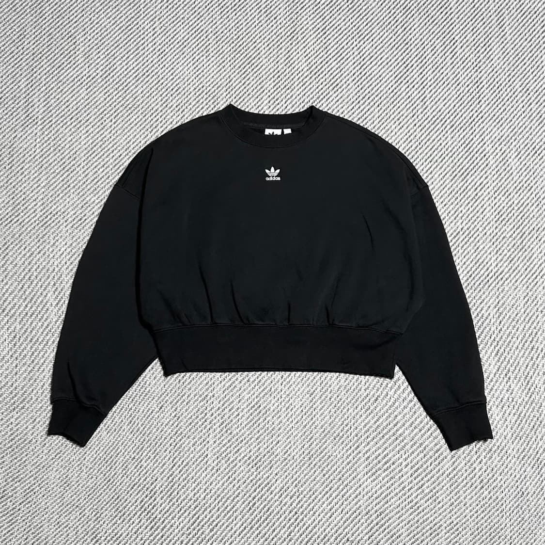 [M] adidas 아디다스 우먼즈 오버핏 크롭 기모 맨투맨 상품이미지1