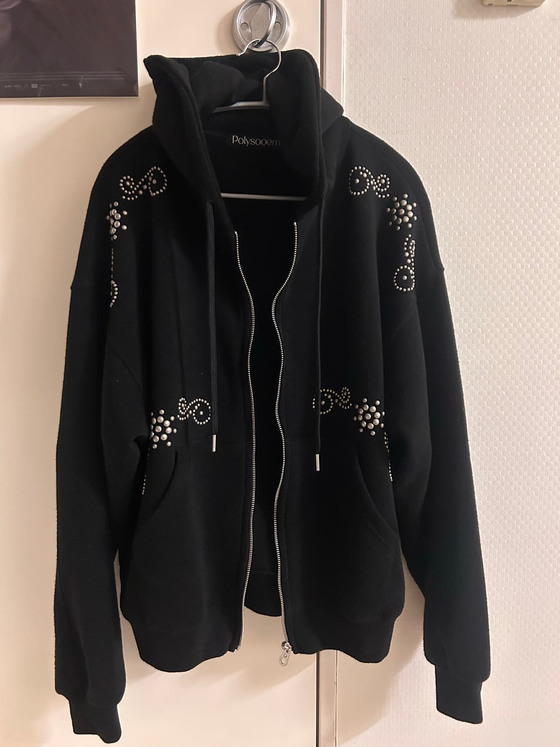 폴리수엠 스터드 후드집업 블랙 상품이미지1