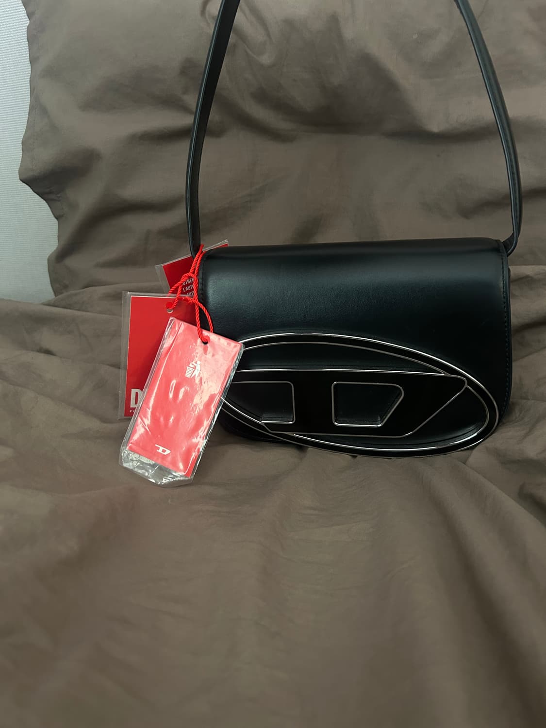 디젤 1DR 백 블랙 색상 가방입니다 실착 몇 번안한제품이에요!   상품이미지3