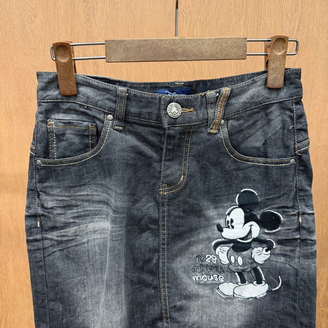 디즈니 데님 미니 스커트 미키 프린팅 백 슬릿 디테일 H라인 흑청 상품이미지4