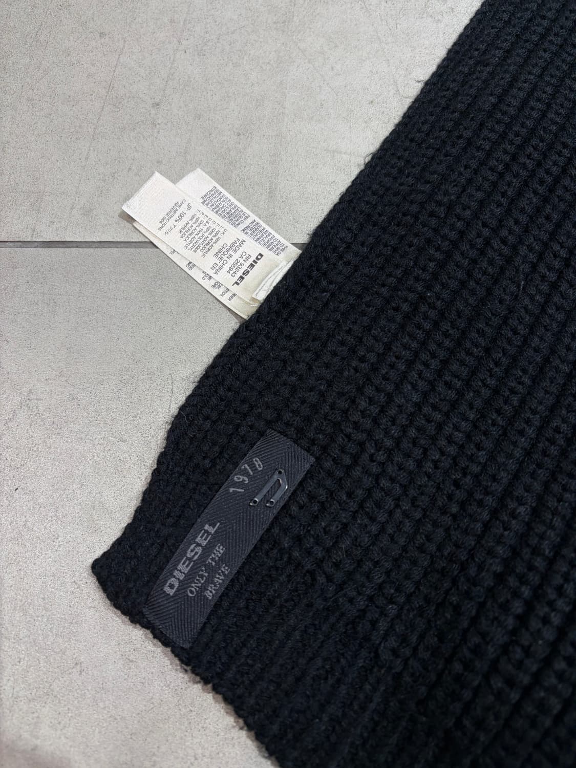 디젤 아크릴 블랙 머플러 상품이미지4