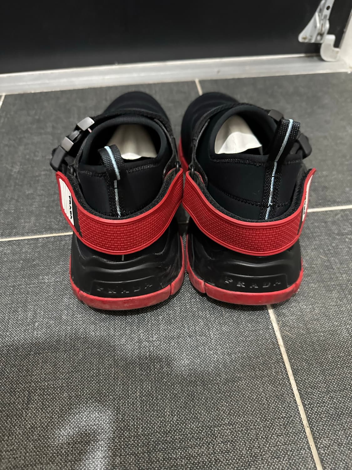 프라다 네오프렌 버클 로우탑 스니커즈 블랙 275 상품이미지6