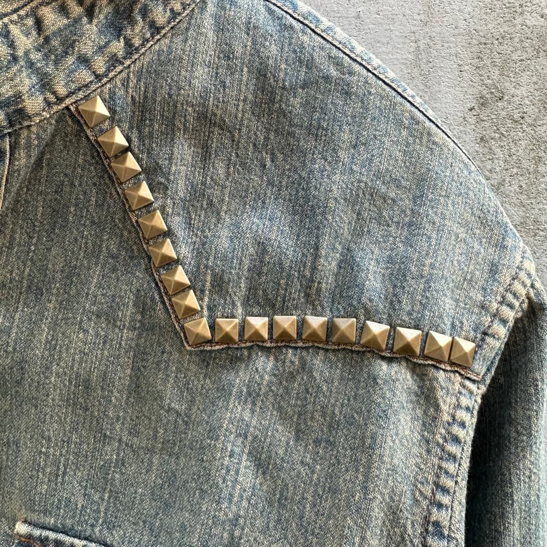 grunge mood studded denim shirt 상품이미지3