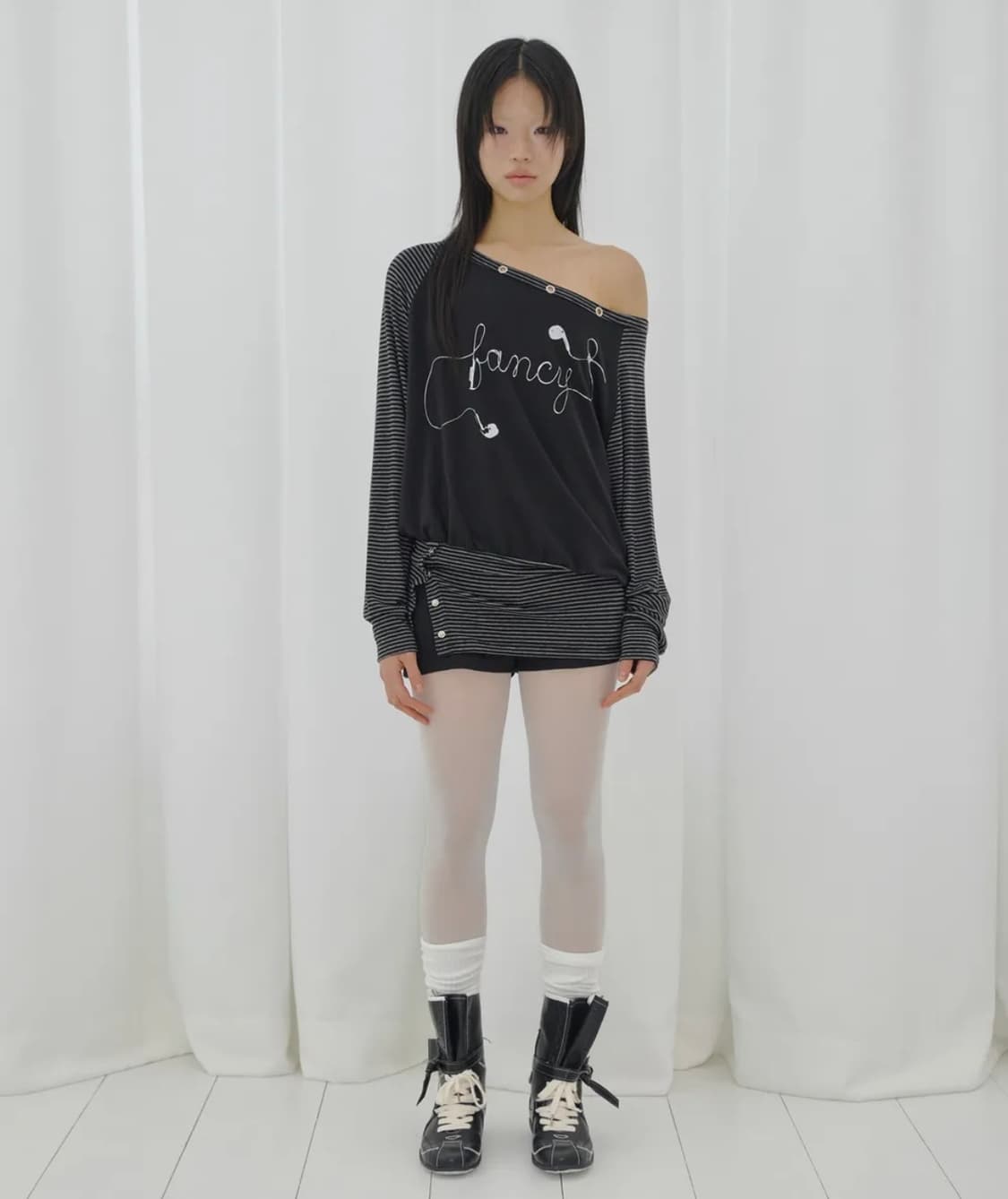팬시클럽 드로잉 스트라이프 오프숄더 블랙 상품이미지3