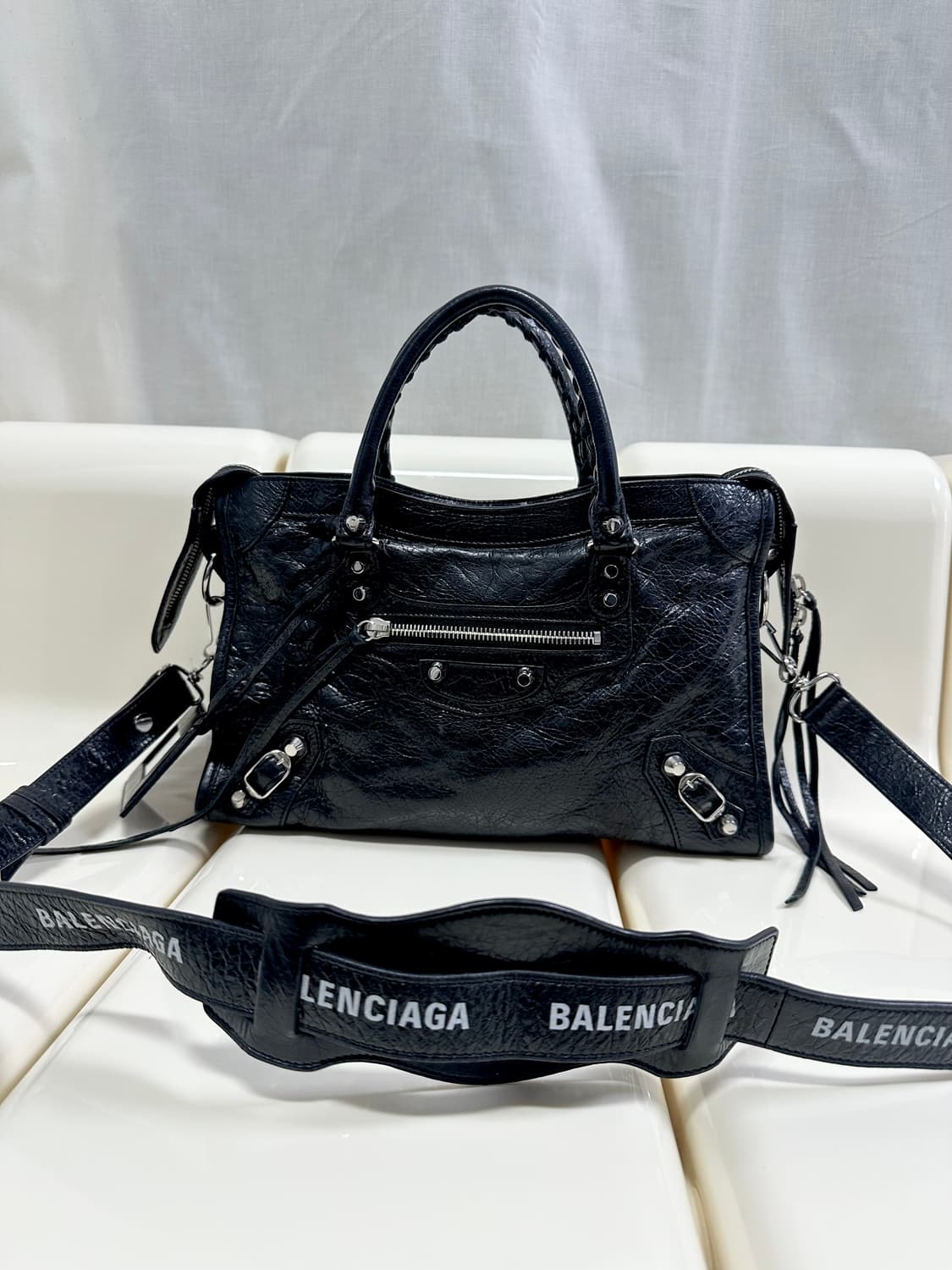 [A+ 정품] 발렌시아가 시티 모터백 스몰 로고스트랩 상품이미지5