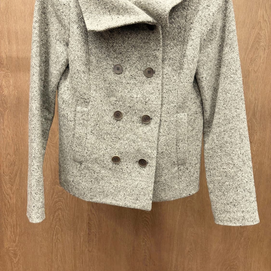 띠어리 울 블렌드 숏 피코트 더블 브레스트 트위드 텍스처 디테일 그레이 상품이미지5