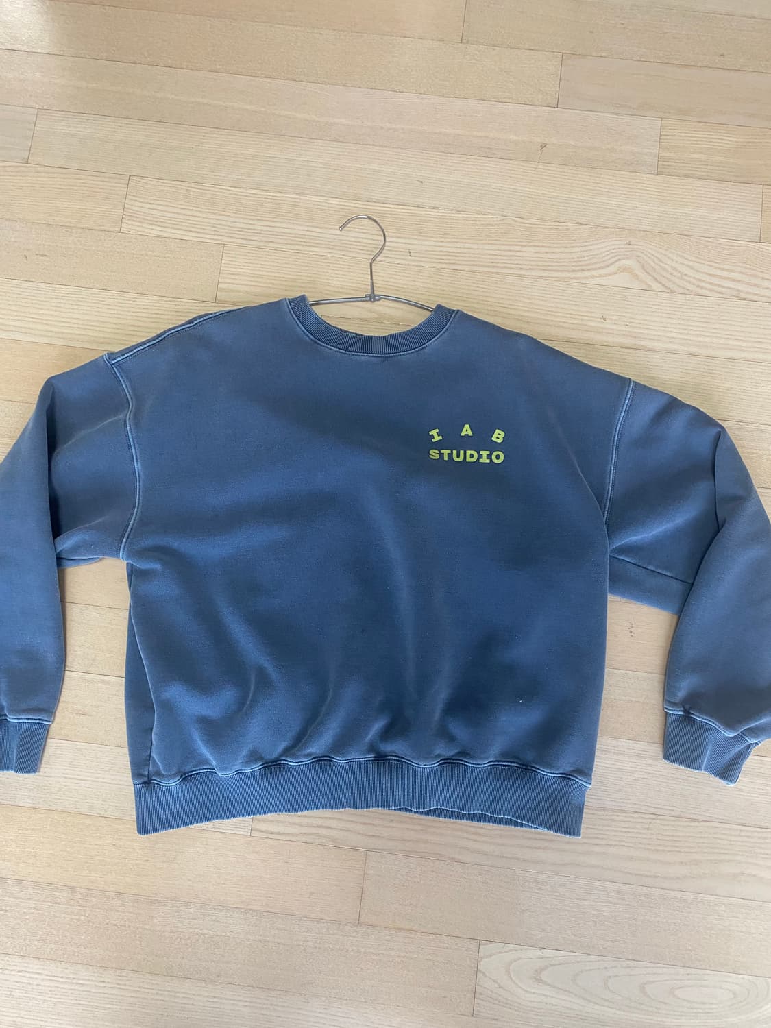 아이앱 스튜디오 피그먼트 맨투맨 상품이미지1