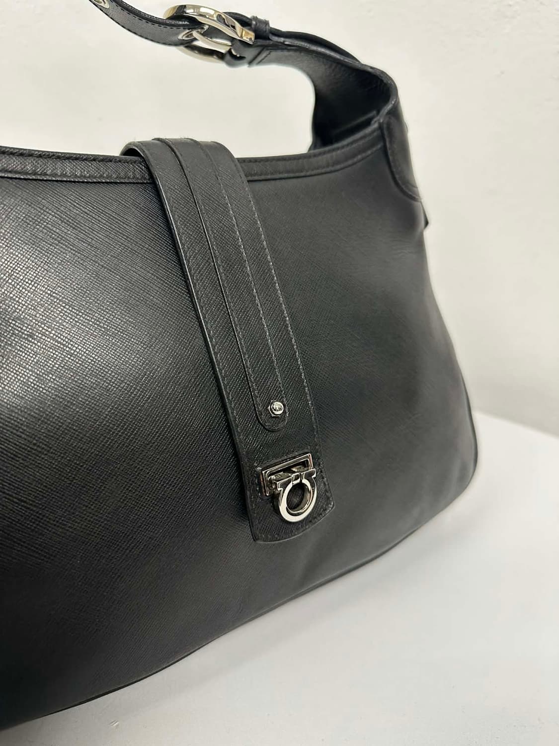 Salvatore Ferragamo Leather Shoulder Bag 상품이미지9