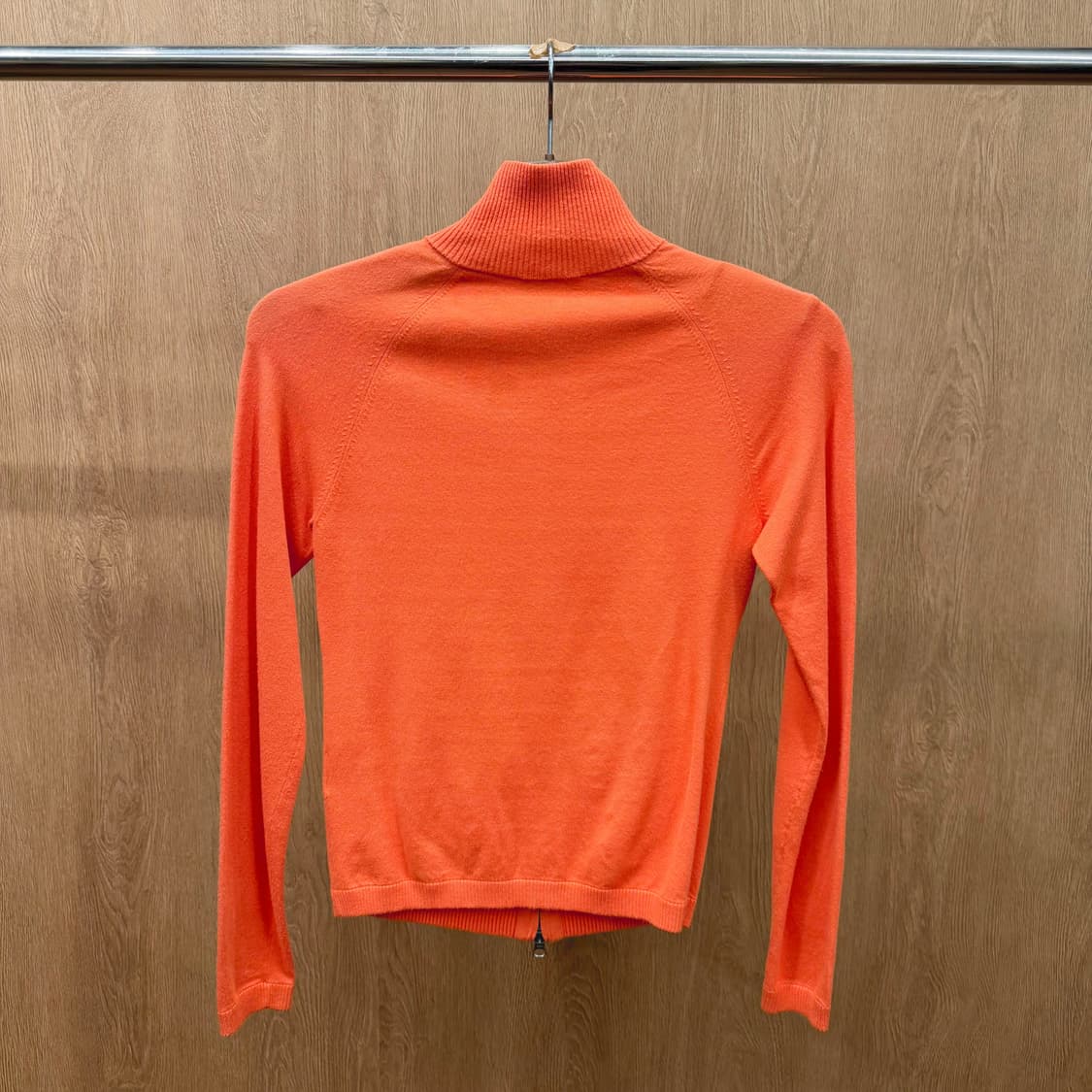 띠어리 하이넥 긴팔 니트 집업 무지 립 넥 디테일 레귤러핏 오렌지 상품이미지3
