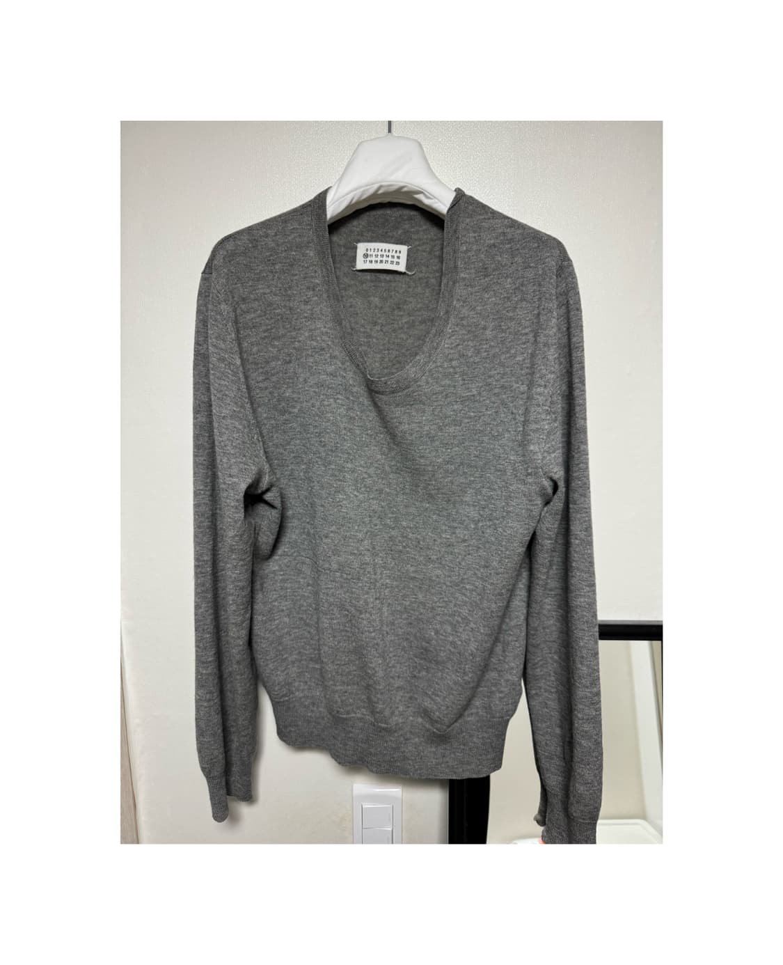 마틴 마르지엘라 언발란스 루즈넥 니트 상품이미지1