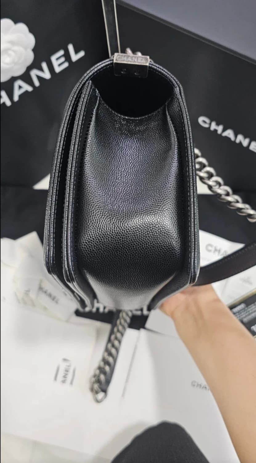 (정품)샤넬 보이백 미듐 캐비어 은장 상품이미지8