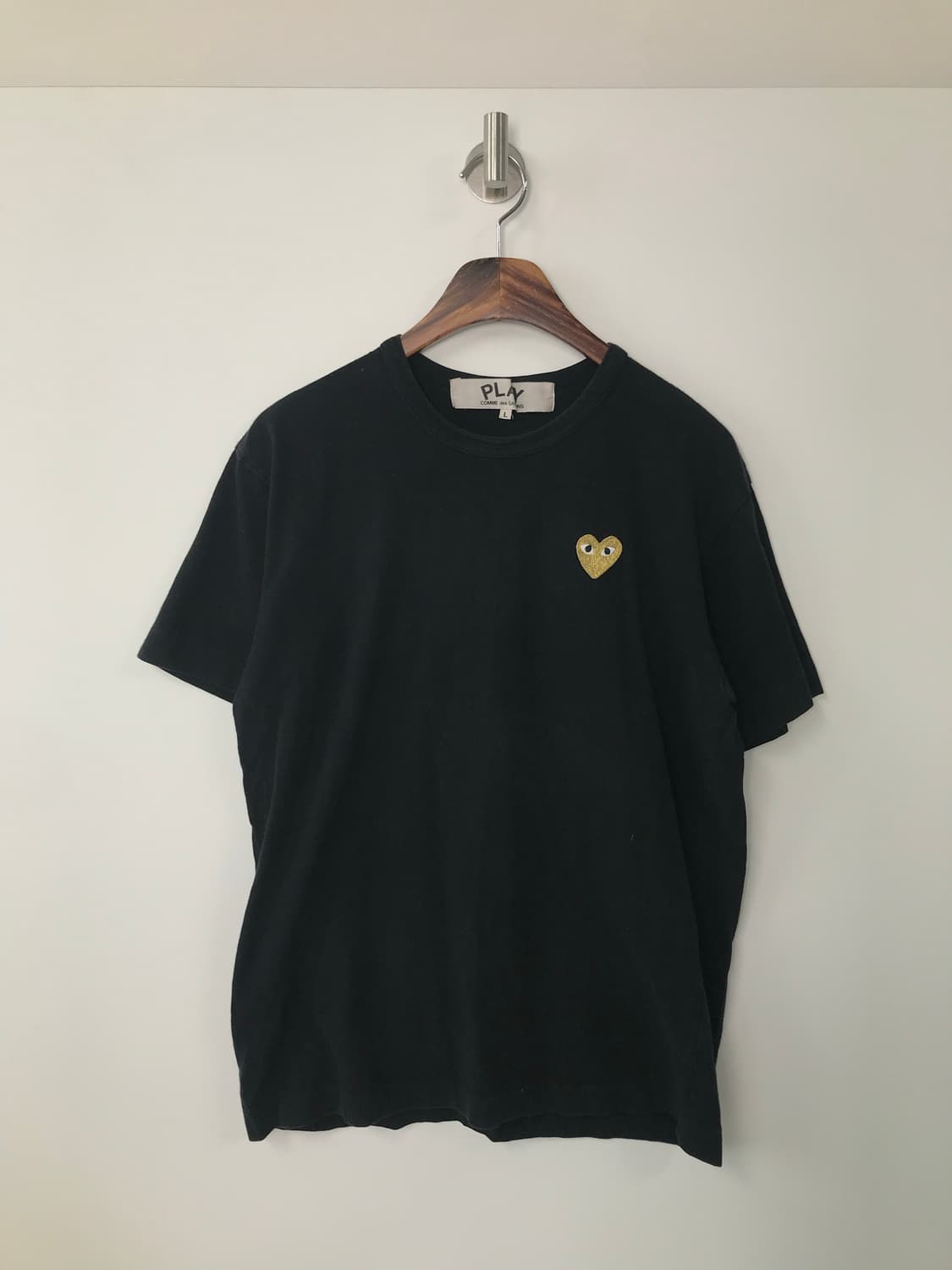 꼼데가르송 플레이 골드 와펜 블랙 반팔 티셔츠 상품이미지2