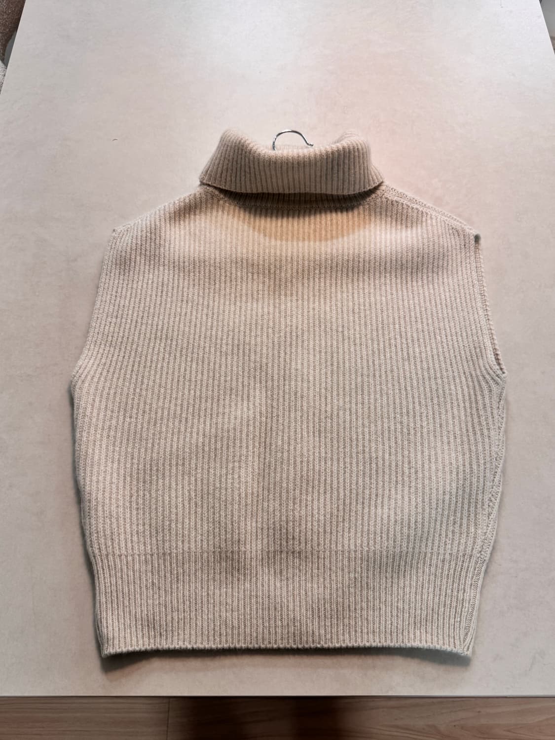 쏘이르 라쿤 캐시미어 터틀넥 니트 아이보리 상품이미지4