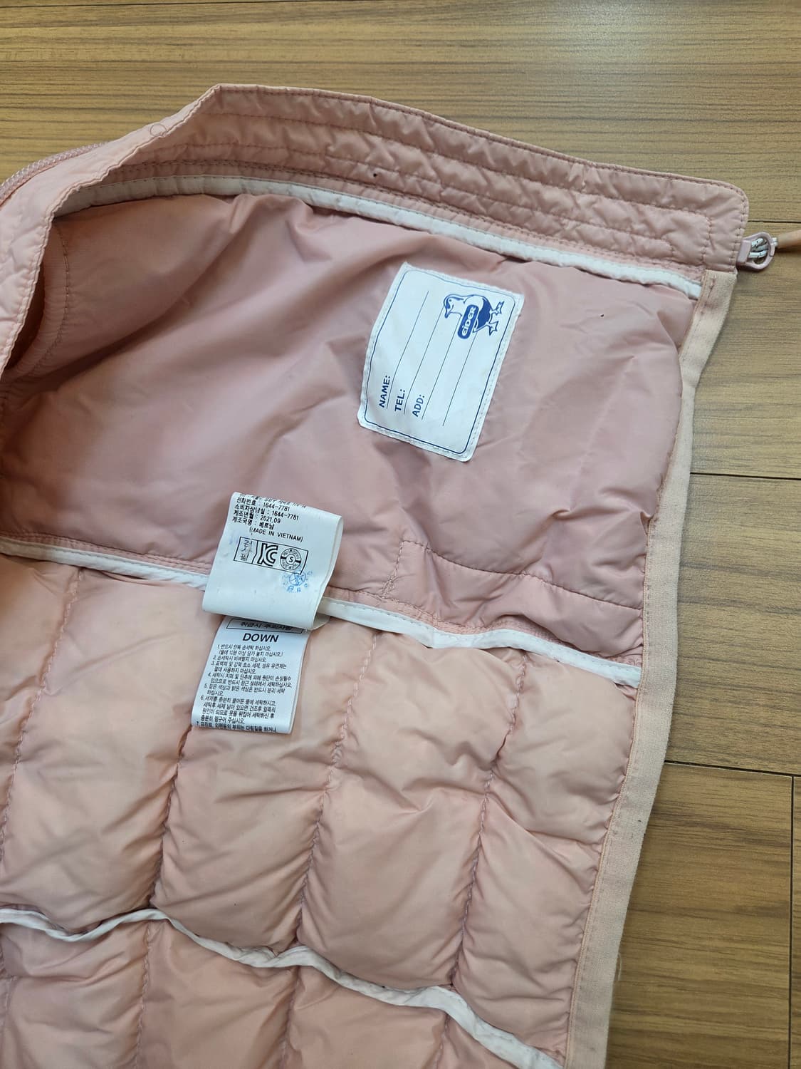 아이더 키즈 핑크색 경량 패딩 145사이즈입니다. 스타일 번호는 JUW이 상품이미지4