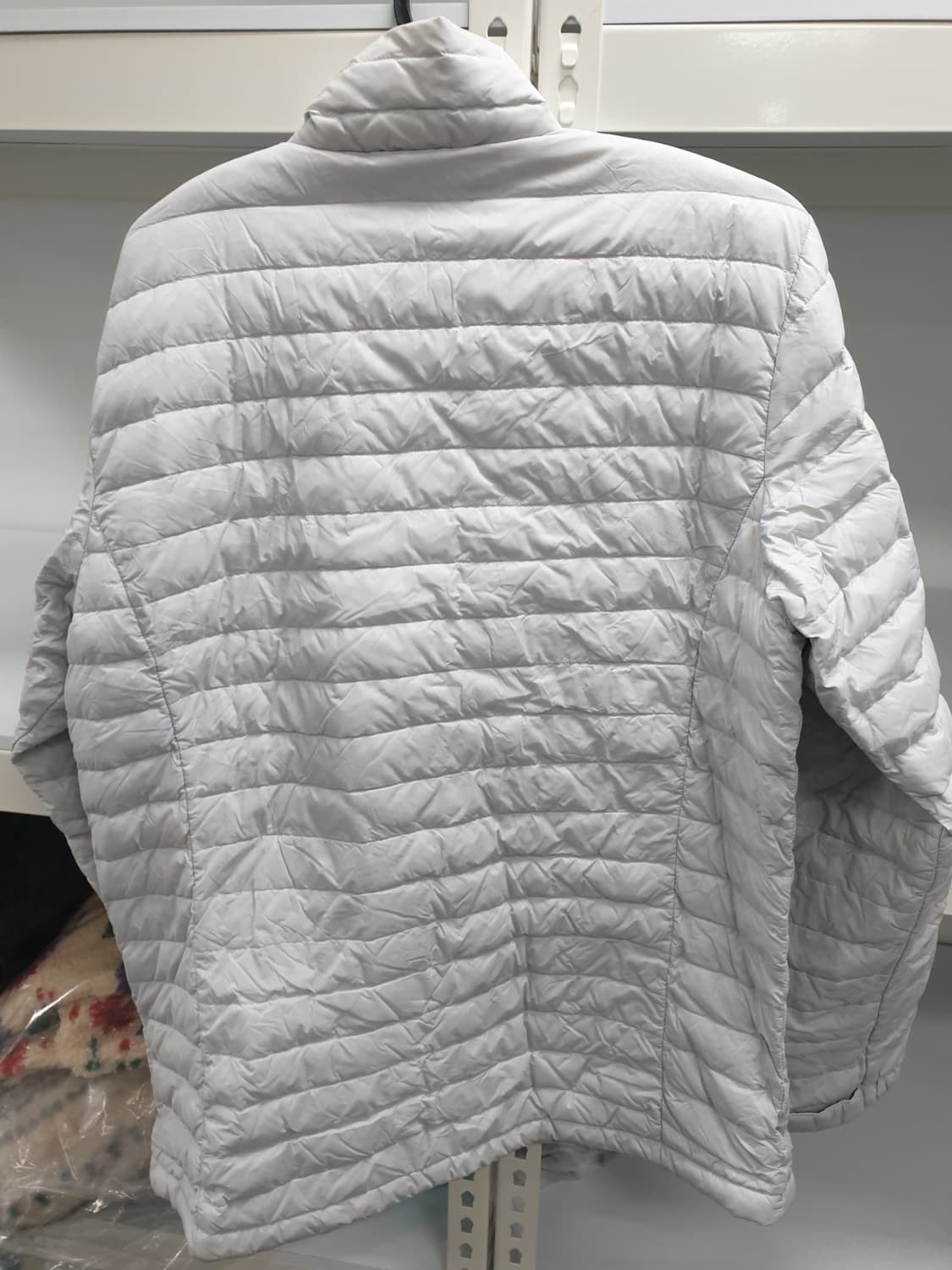 아이더 정품 화이트 구스경량패딩 110사이즈 팝니다 상품이미지2