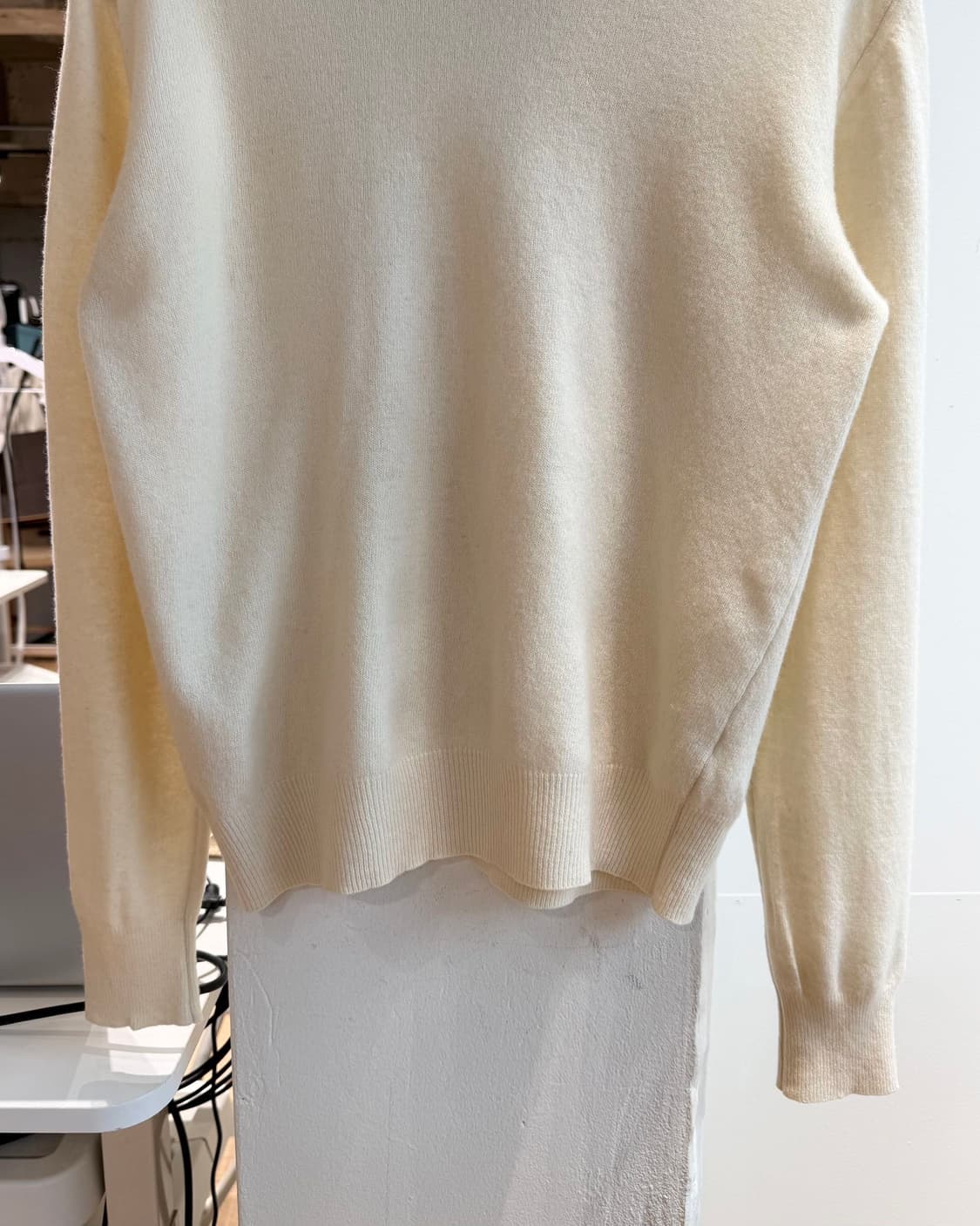 이스트 하버 서플러스 아이보리 브이넥 니트 상품이미지6