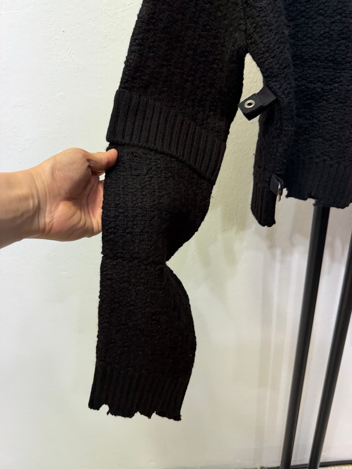 정품) 앤더슨벨 24ss 여성 블랙 데미지 니트 S 상품이미지3