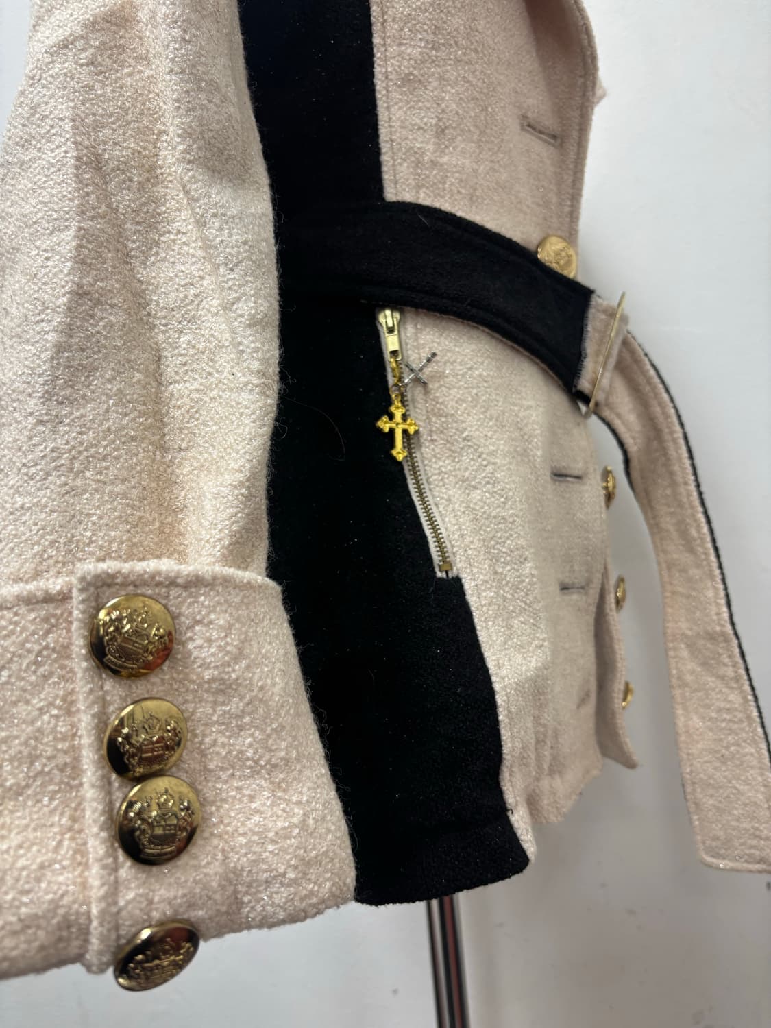 디아 d.i.a 아이보리 부클레 갸루 십자가 지퍼 코트자켓 상품이미지7