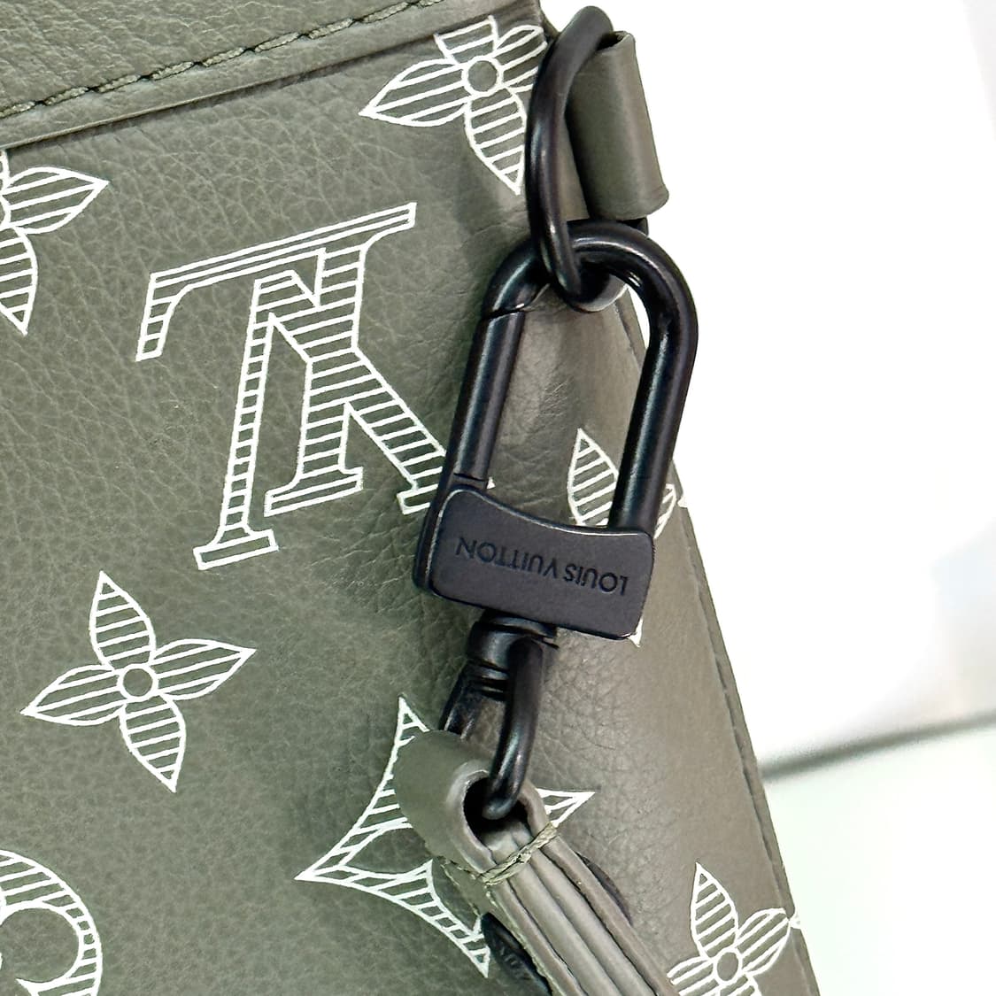 [정품] 25SS 루이비통 포쉐트 투고 쉐도우 클러치백 M12499 상품이미지7