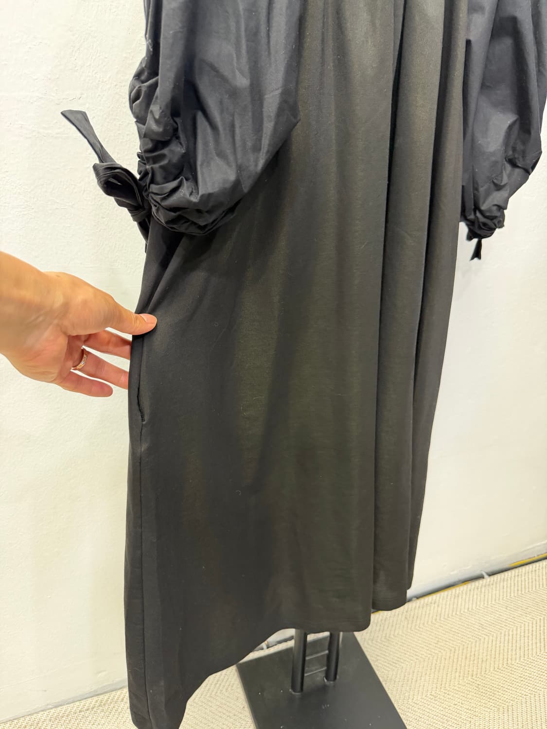 정품) COS 코스 오버사이즈 블랙 셔링 원피스 M/L 상품이미지4