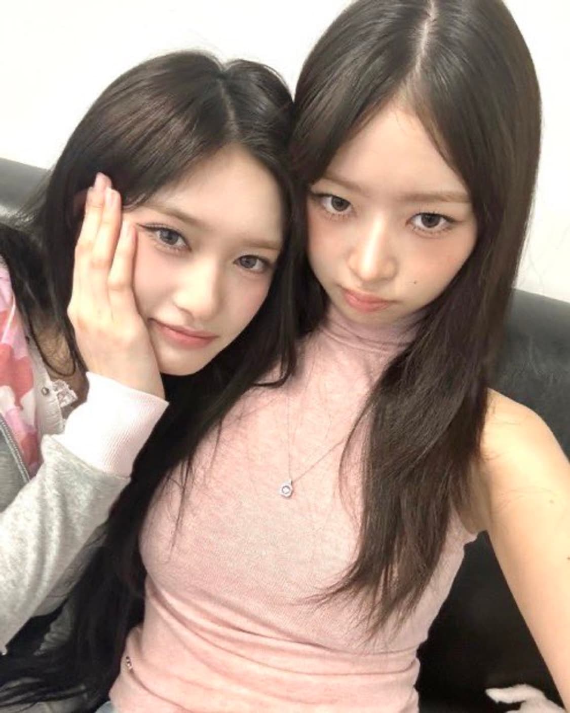 [레이, 유하 착용] 포어링 핑크 목폴라 슬리브리스 니트 상품이미지2