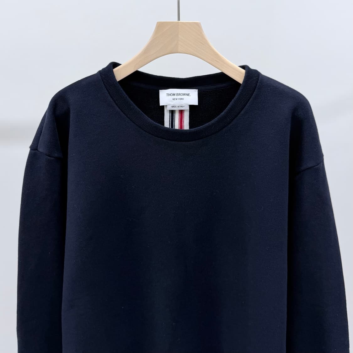 [S급/5] 톰브라운 백삼선 스트라이프 맨투맨 네이비 상품이미지4